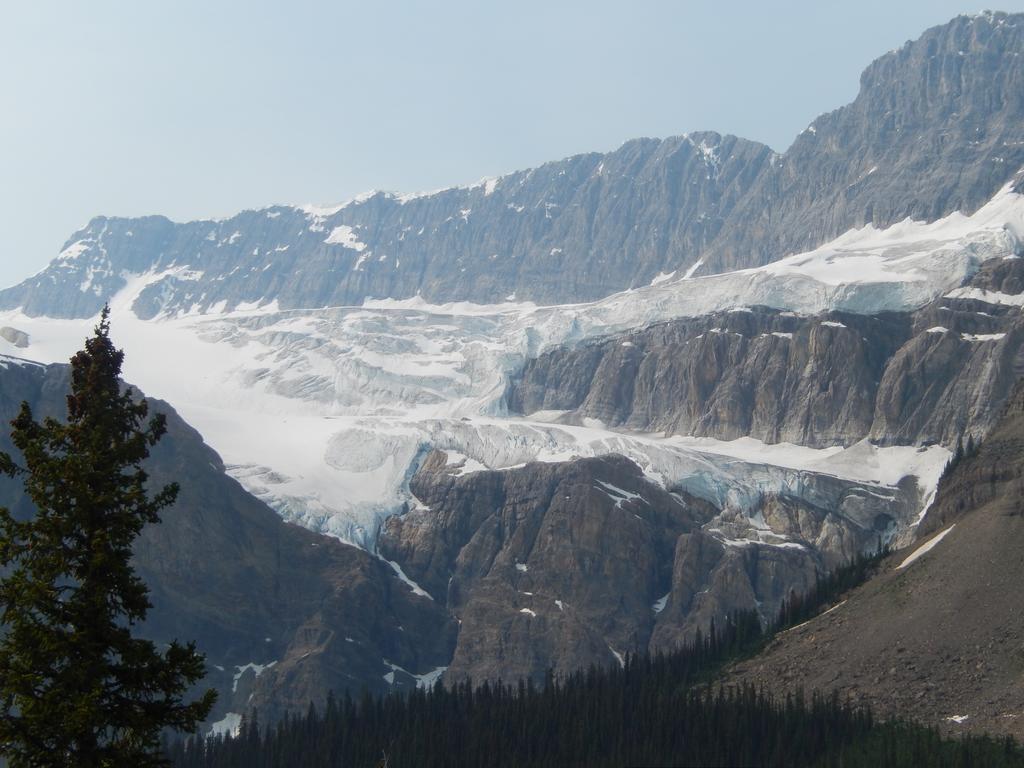 Canadian Rockies Inn - Adults Only Field Exterior foto