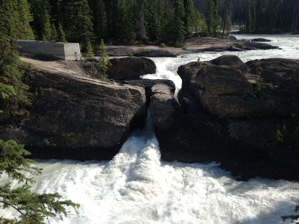 Canadian Rockies Inn - Adults Only Field Exterior foto