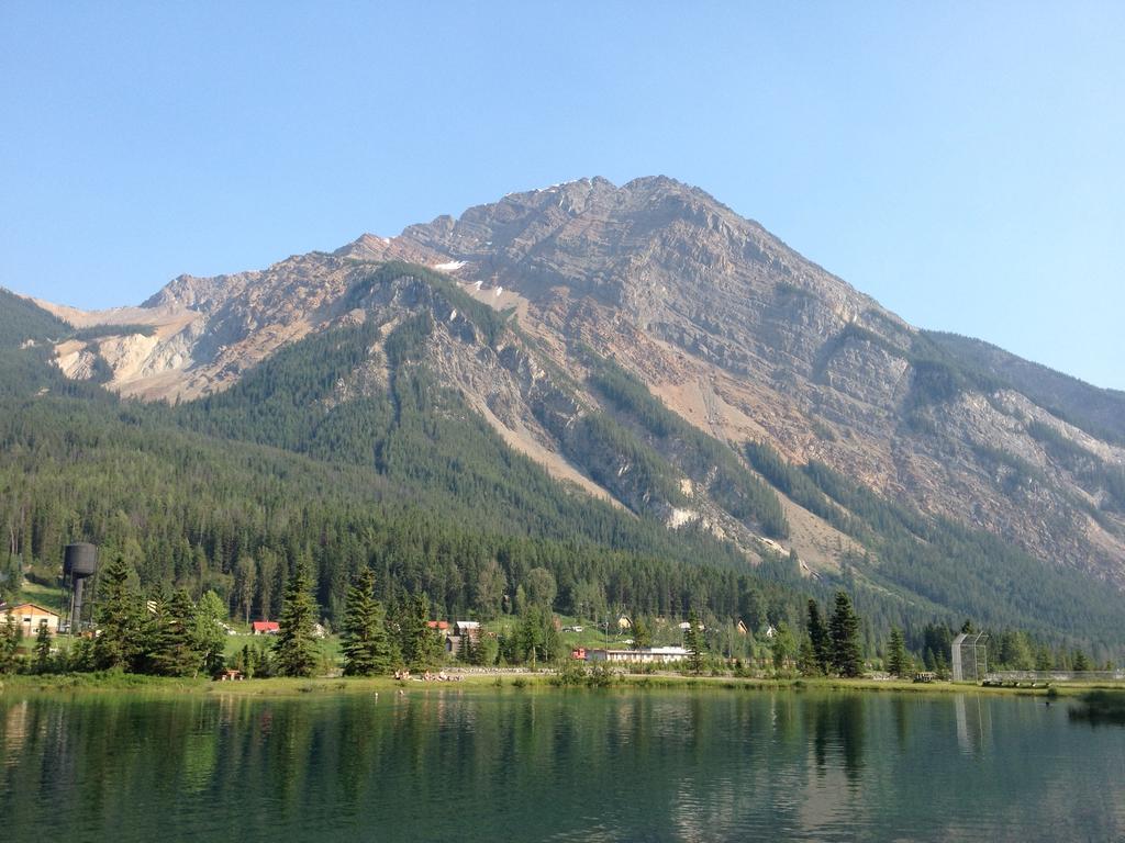 Canadian Rockies Inn - Adults Only Field Exterior foto