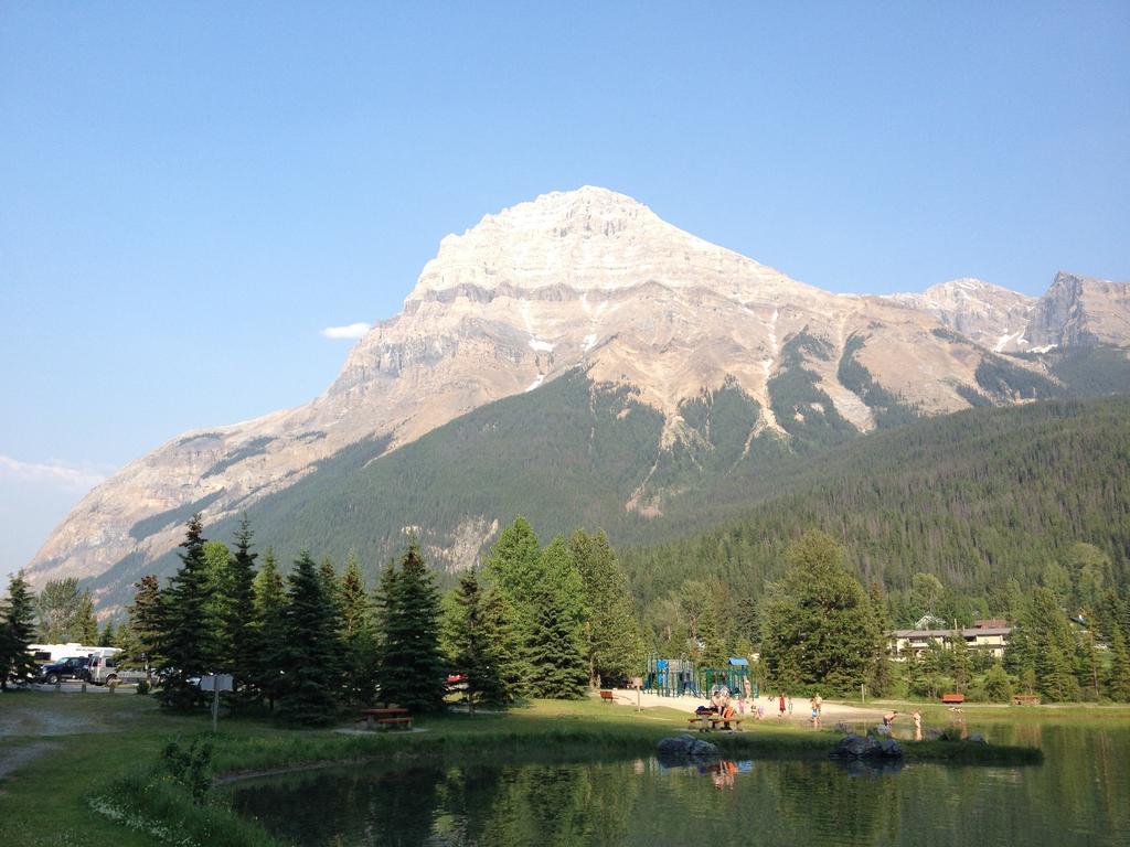 Canadian Rockies Inn - Adults Only Field Exterior foto