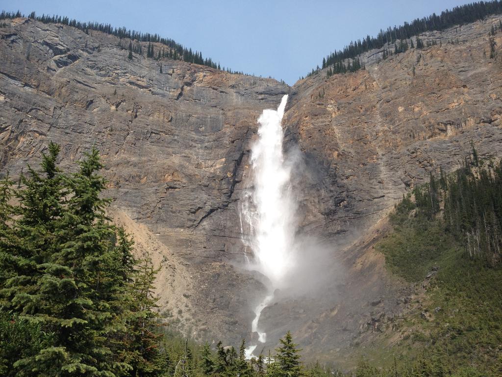 Canadian Rockies Inn - Adults Only Field Exterior foto