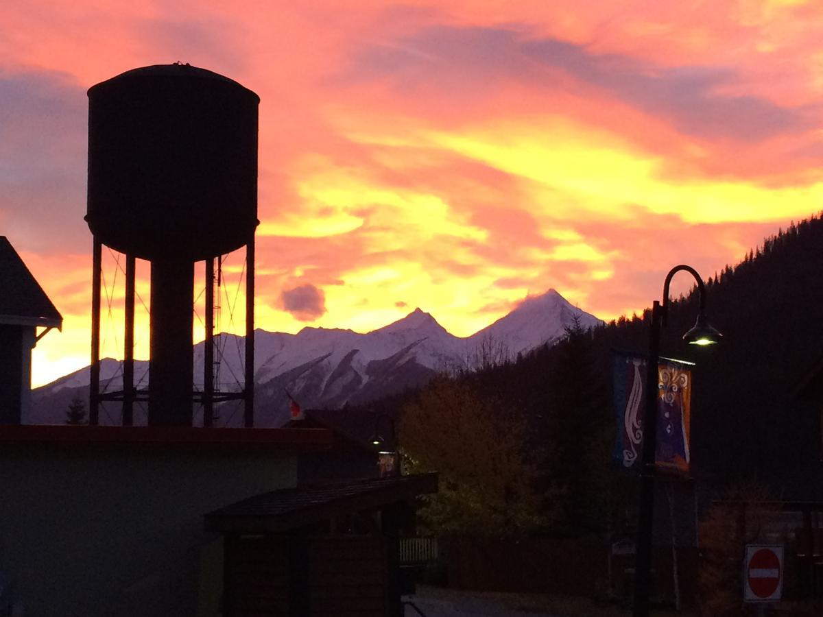 Canadian Rockies Inn - Adults Only Field Exterior foto